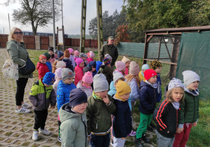 Dzieci podczas zwiedzania osady