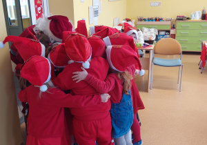 Dzieci witają św. Mikołaja