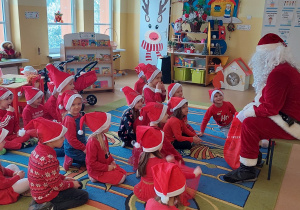 Dzieci oczekują na prezenty od św. Mikołaja