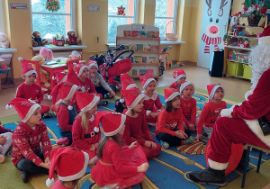 Dzieci na dywanie śpiewają piosenkę dla św. Mikołaja