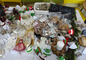 Ozdoby świąteczne i ciasteczka na zorganizowanym kiermaszu