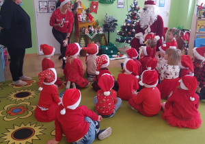 Dzieci rozmawiają z Mikołajem