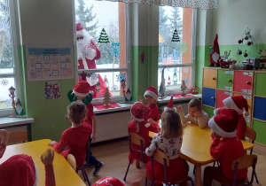 Mikołaj zagląda przez okno do dzieci
