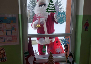 Mikołaj zagląda przez okno do przedszkola