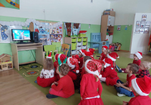 Dzieci oglądają bajkę o Mikołaju