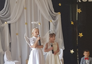 Dziewczynki w strojach aniołków