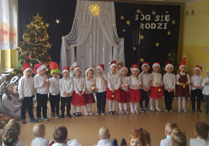 Dzieci z grupy Jagódki śpiewają