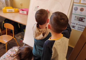 Dzieci projektują logo firmy "Kraina babeczek"