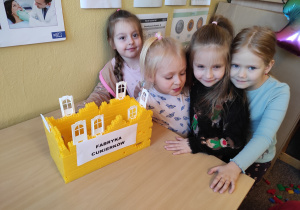Dziewczynki prezentują swoją fabrykę cukierków