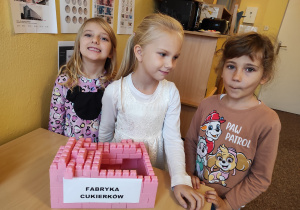 Dziewczynki prezentują swoją fabrykę cukierków