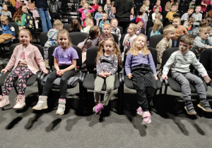 Dzieci oczekują na spektakl