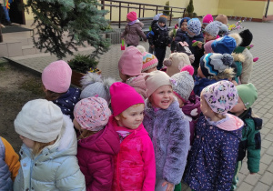 Dzieci przed przedszkolem przygotowują się do spaceru