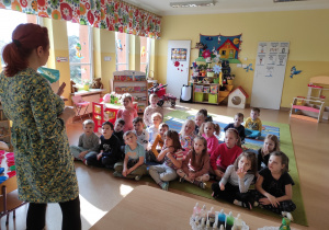 Dzieci z instruktorką podczas warsztatów
