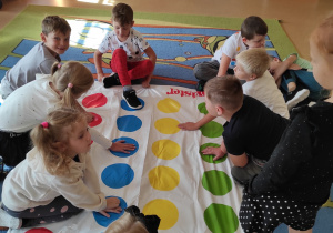 Dzieci podczas zabawy "Twister"