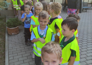 Dzieci przed przedszkolem przygotowują się do wyjścia