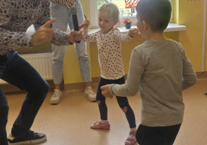 Dzieci podczas zabaw muzycznych z panem Maćkiem