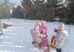 Dzieci bawią się na śniegu