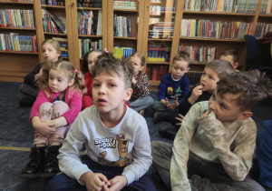 Dzieci podczas spotkania w bibliotece