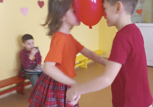 Dzieci podczas konkursu z balonami