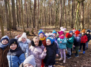 Dzieci spacerują po lesie