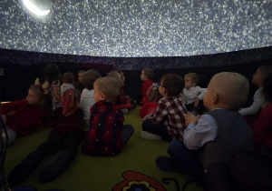 Dzieci oglądające film w kinie sferycznym
