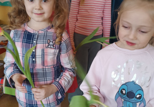 Dziewczynki z upominkami pozują do zdjęcia