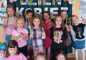 Dziewczynki na tle napisu Dzień Kobiet