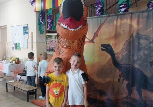 Dzieci pozują z wesołym Dino