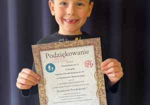 Igor prezentuje podziękowanie za udział