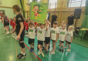 Dzieci ze znaczkiem przedszkola, reprezentacja na zawodach sportowych.
