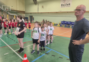 Przedszkolaki oczekujące na kolejną konkurencję sportową.