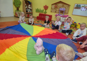 Dzieci bawią się w kole z chustą animacyjną