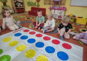 Dzieci układają kolorowe kropki