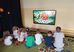 Dzieci siedzą przed ekranem oglądają opowieść o Vashti