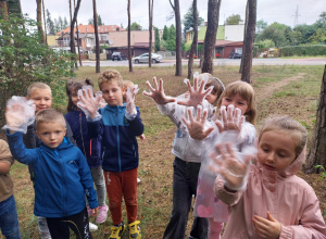 Dzieci podczas akcji "Sprzątanie świata"