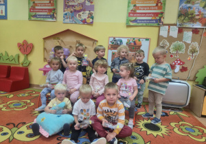 Dzieci z prezentami pozują do zdjęcia