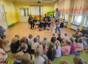 Dzieci oglądają występy muzyków