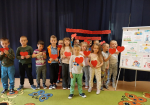 Dzieci przed hasłem "Dobro wraca"