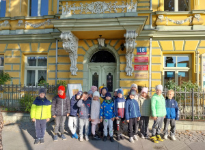 Dzieci przed biblioteką