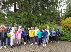 Dzieci pod drzewem na terenie przedszkola