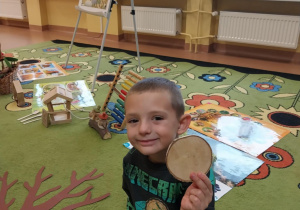 Chłopiec pokazuje plaster drwena