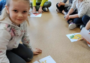 Dziewczynka układa banana z puzzli