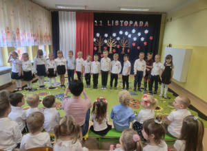 Dzieci z grupy "Biedronki" śpiewają piosenkę