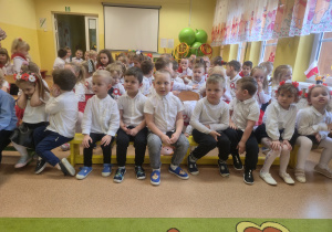 Dzieci siedzą na widowni i oczekują na występy