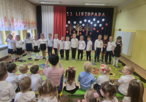 Starszaki śpiewają piosenkę