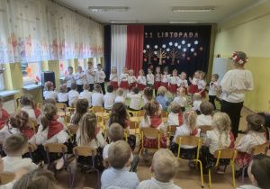 Dzieci z grupy Jagódki śpiewają piosenkę