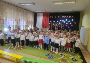 Wszystkie dzieci śpiewają hymn Polski