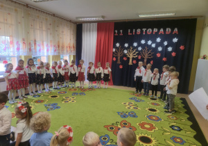 Dzieci z grupy Poziomki śpiewają piosenkę patriotyczną