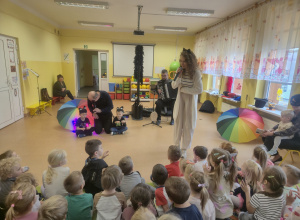 Dzieci oglądają występy zaproszonych artystów