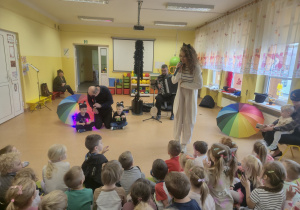 Dzieci oglądają występ muzyków